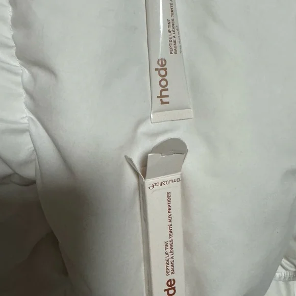 Rhode cinnamon lip peptide